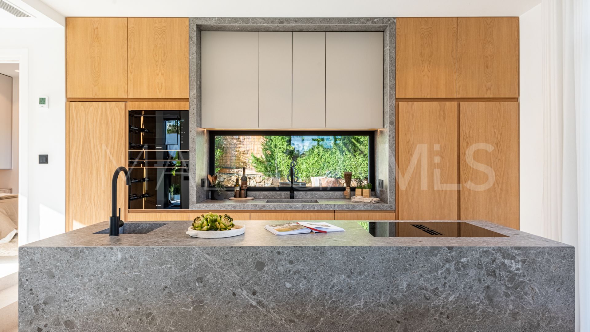 Buy villa in Nueva Andalucia with 4 bedrooms