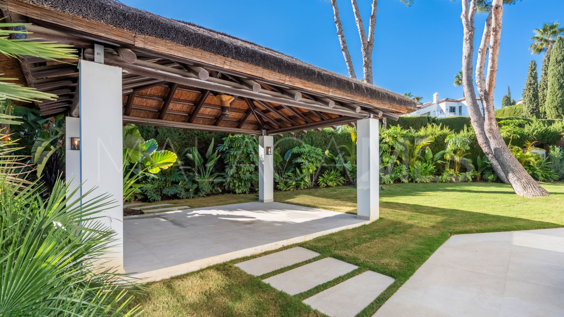 Buy villa in Nueva Andalucia with 4 bedrooms