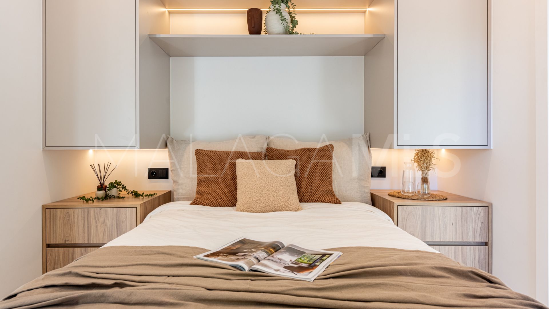 Buy villa in Nueva Andalucia with 4 bedrooms