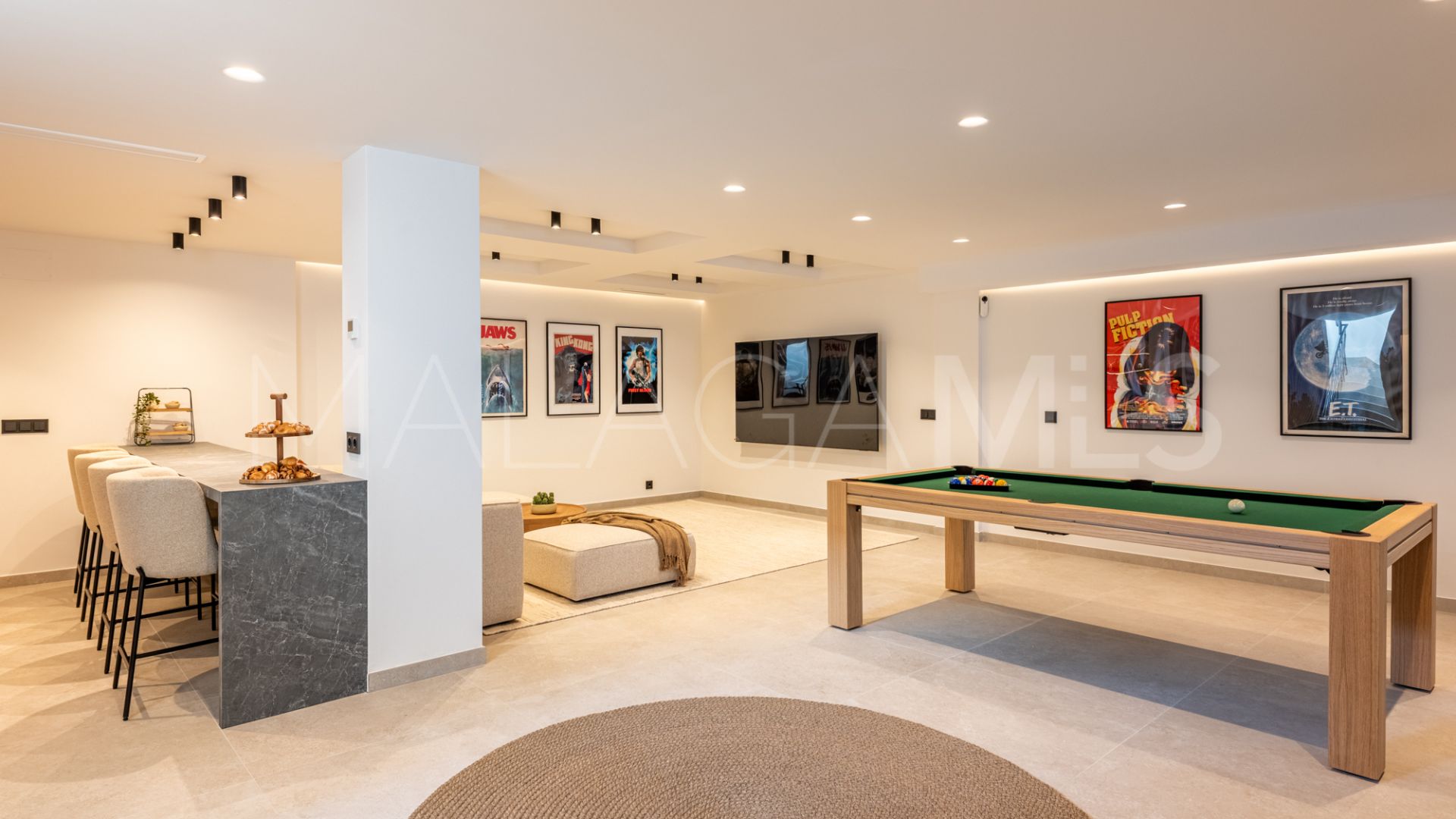 Buy villa in Nueva Andalucia with 4 bedrooms