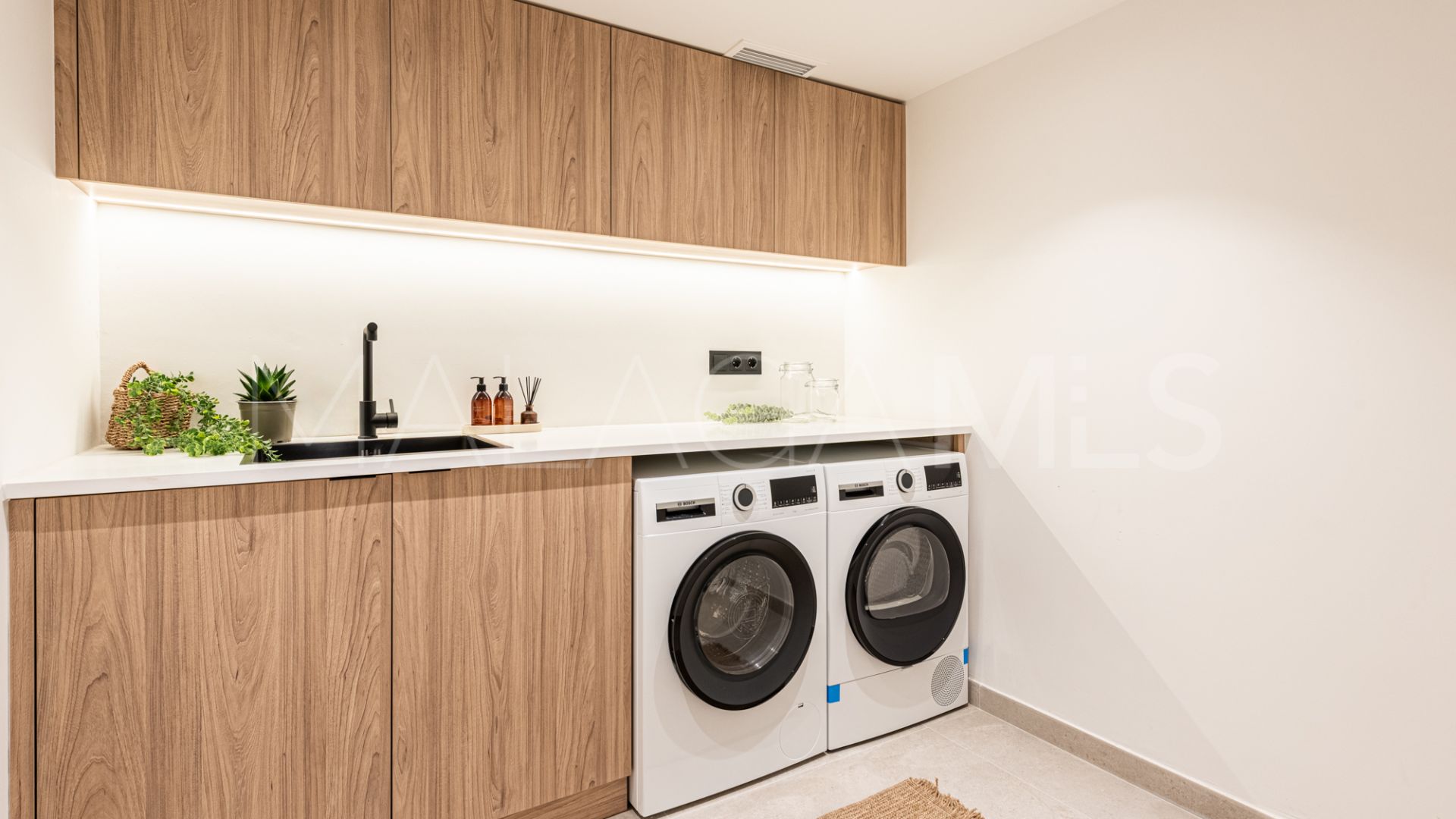 Buy villa in Nueva Andalucia with 4 bedrooms