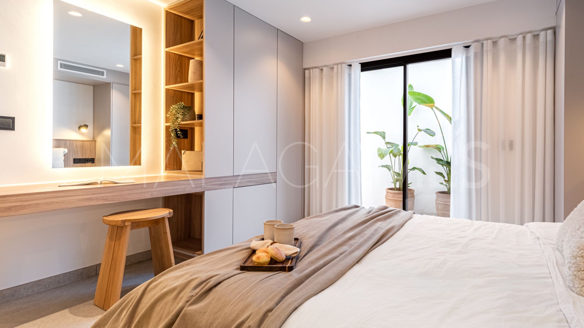 Buy villa in Nueva Andalucia with 4 bedrooms