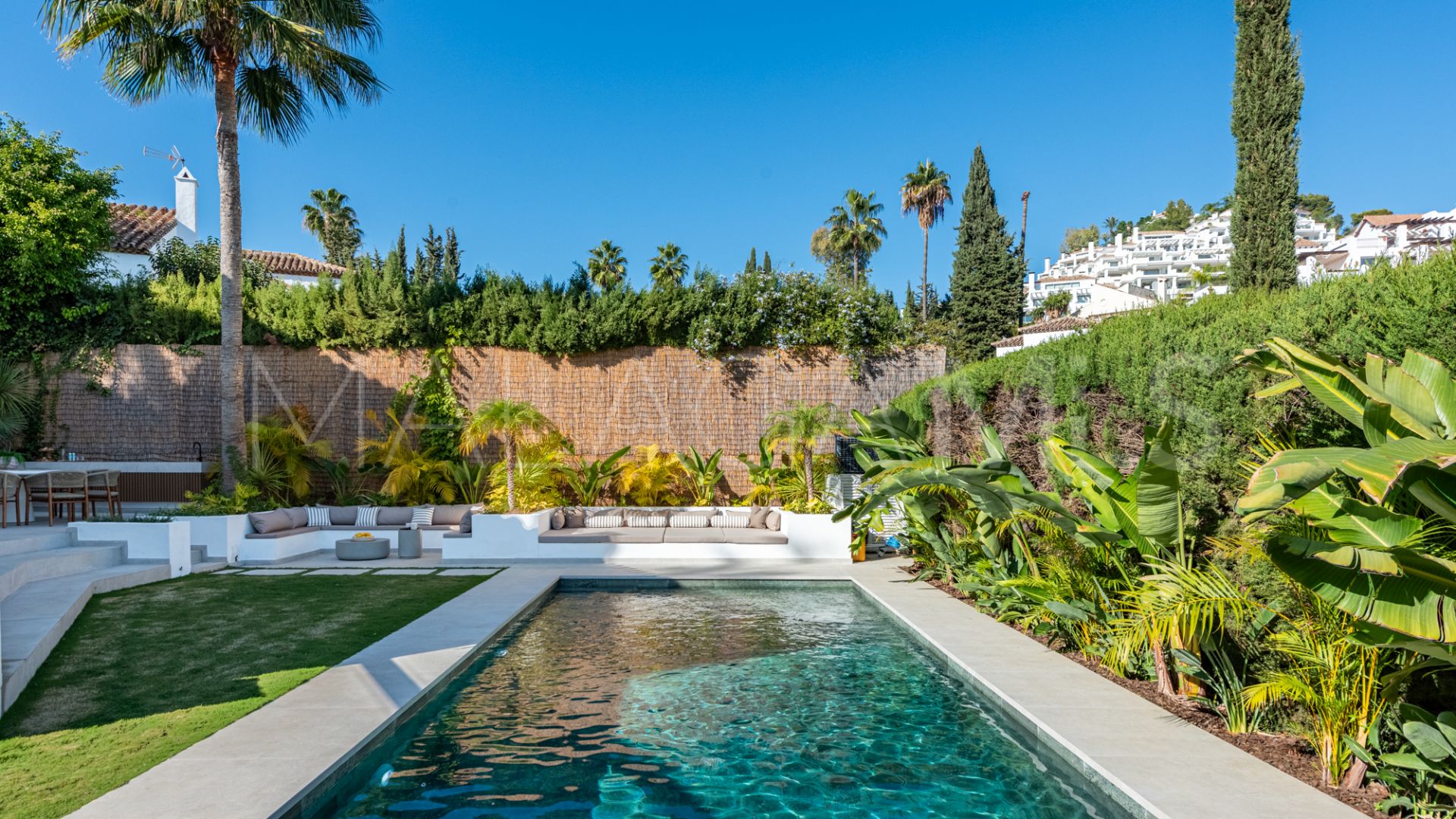 Buy villa in Nueva Andalucia with 4 bedrooms