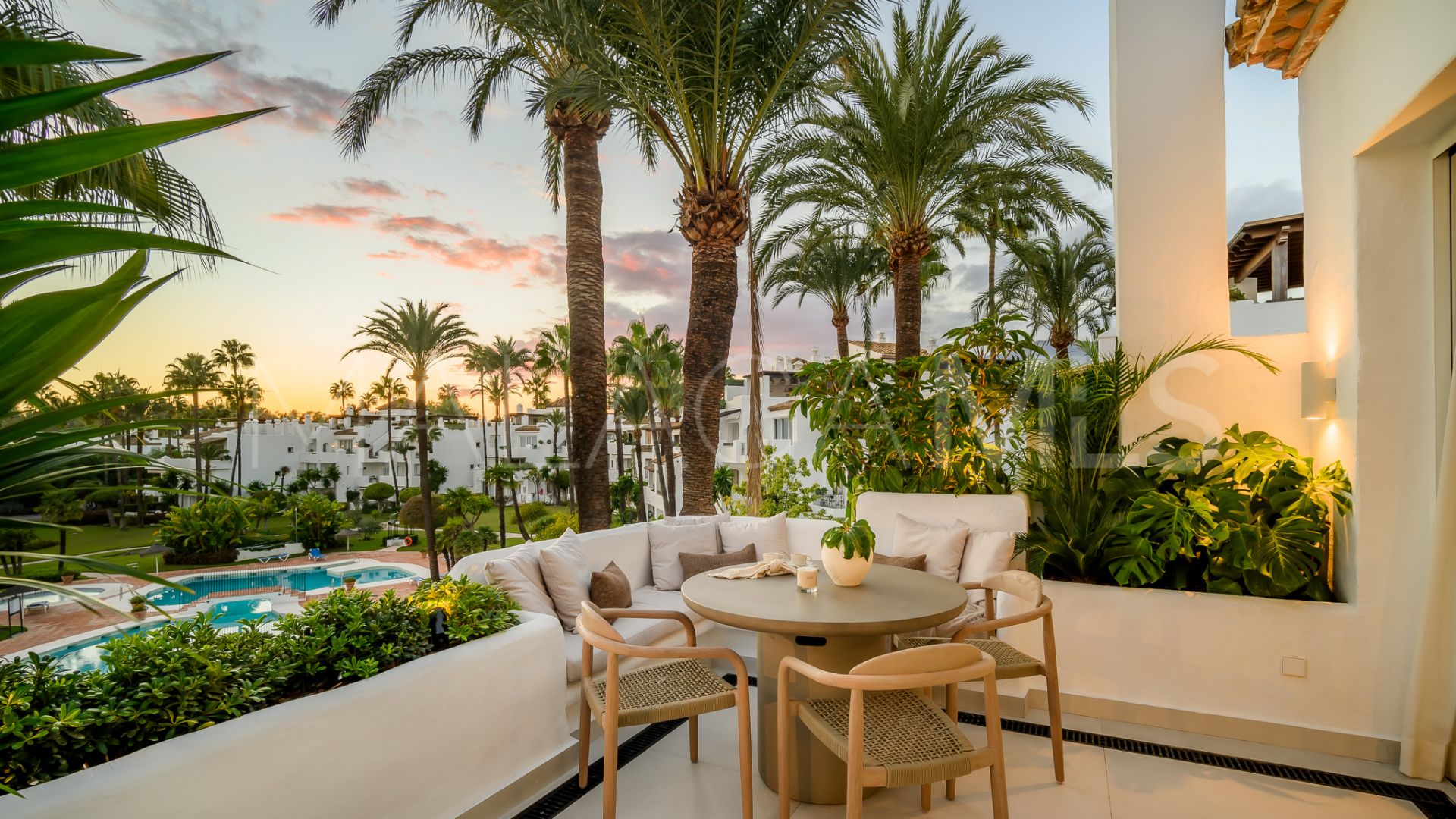 Takvåning for sale in Beach Side New Golden Mile