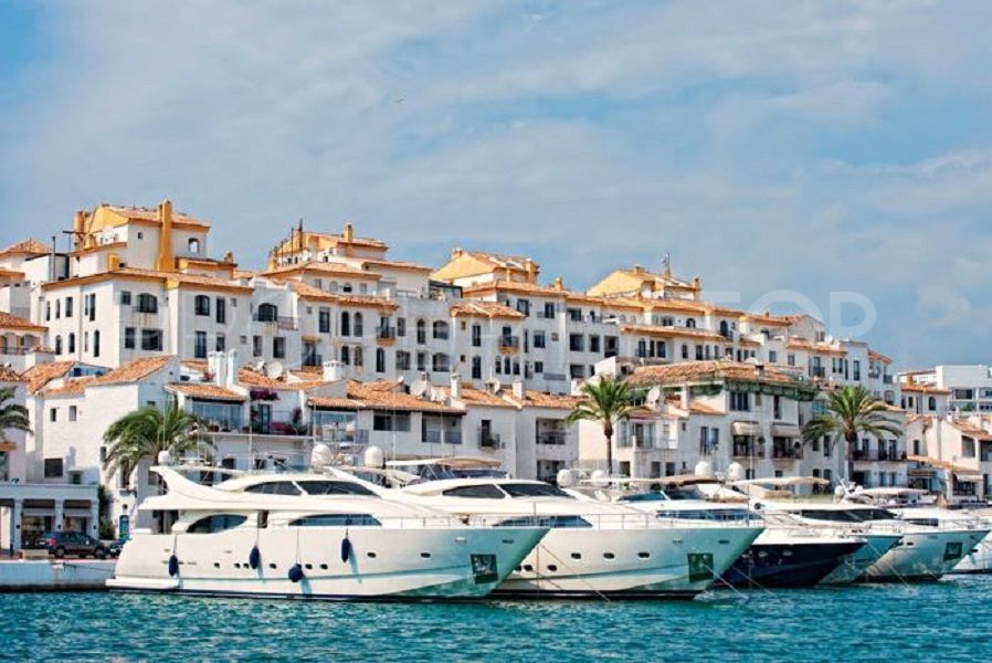 Chalet a la venta de 4 dormitorios en Marbella - Puerto Banus
