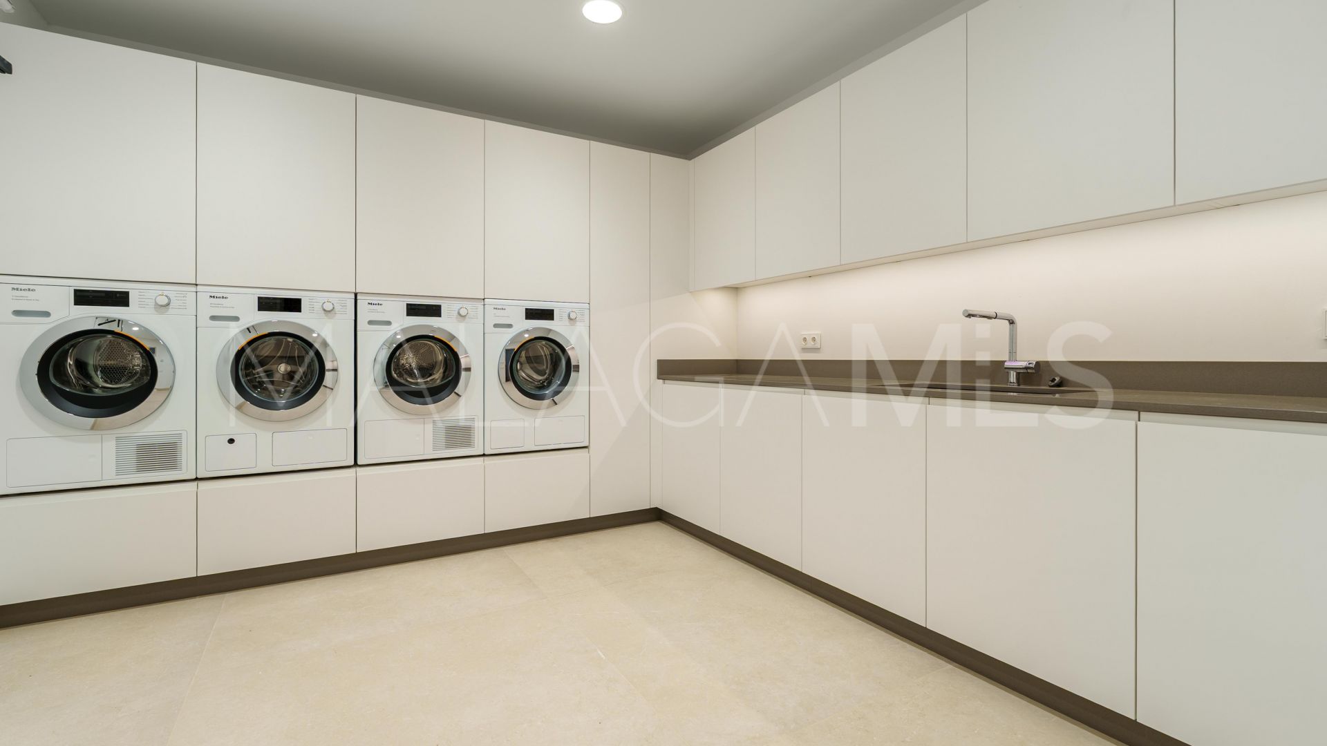 Chalet for sale in La Quinta with 5 bedrooms