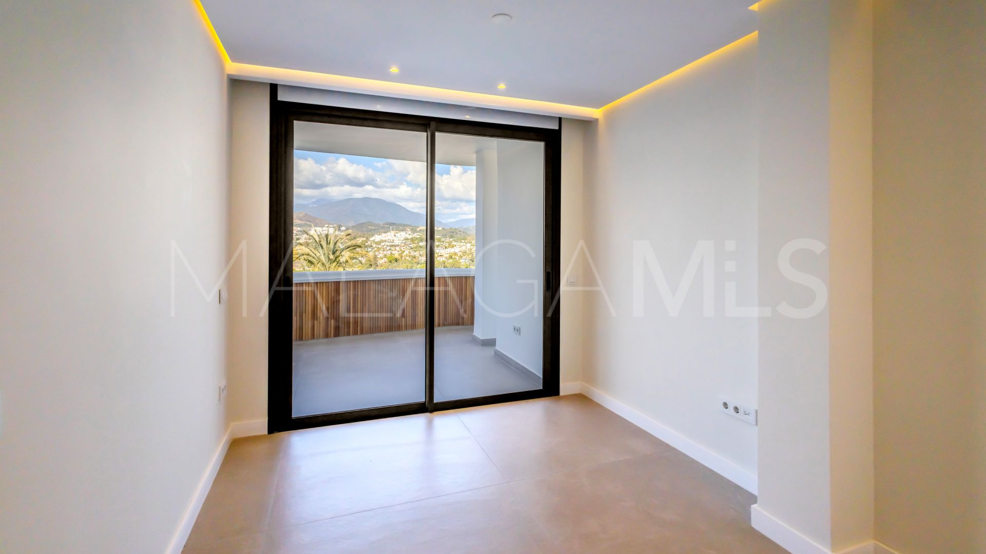 For sale apartment in Nueva Andalucia