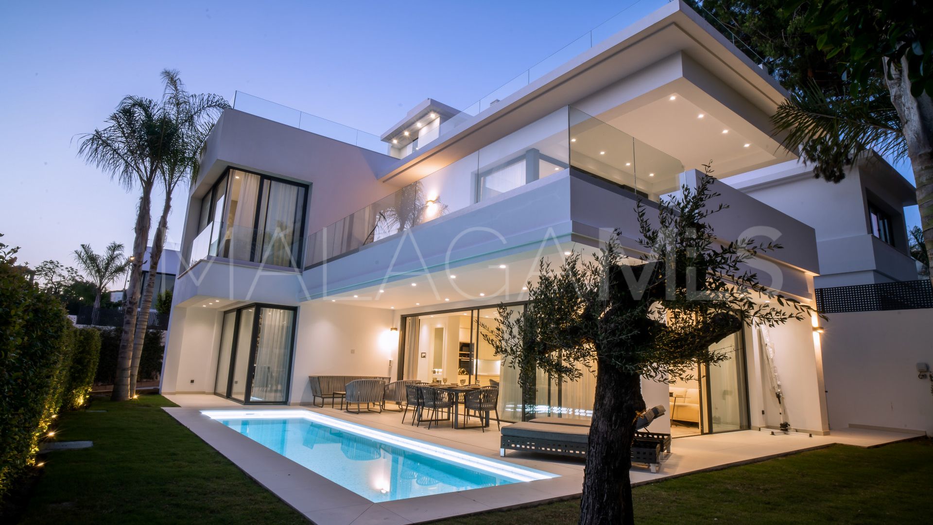 Chalet for sale in Marbella Golden Mile with 4 bedrooms