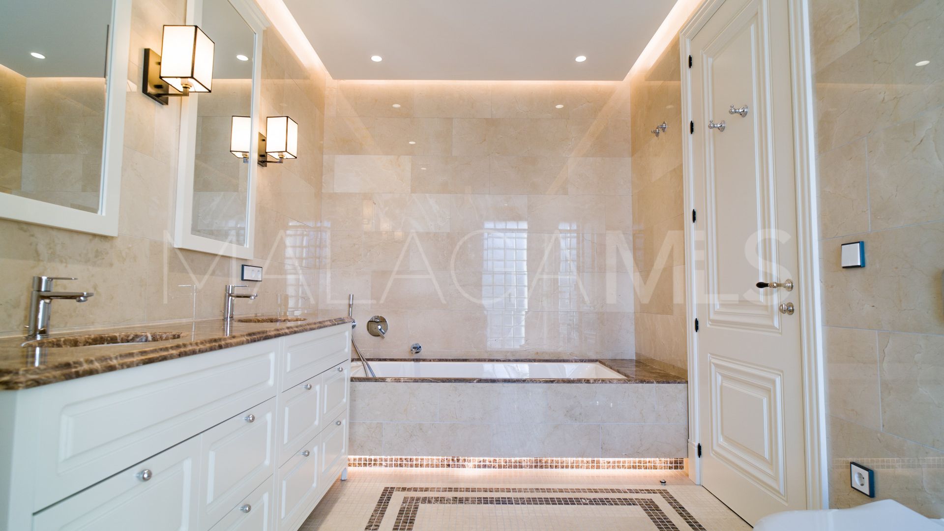 Villa for sale in Benahavis