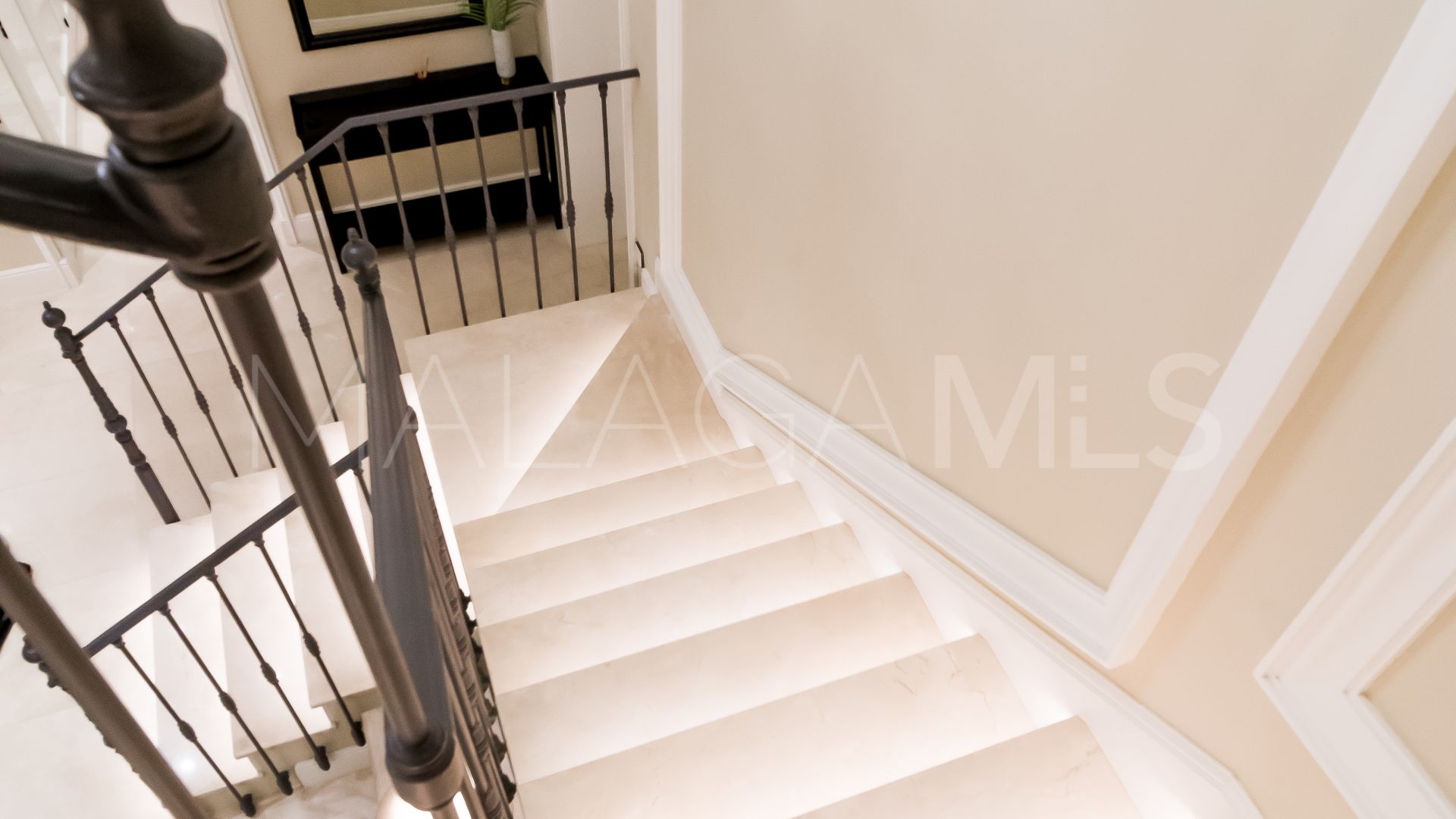 Villa for sale in Benahavis