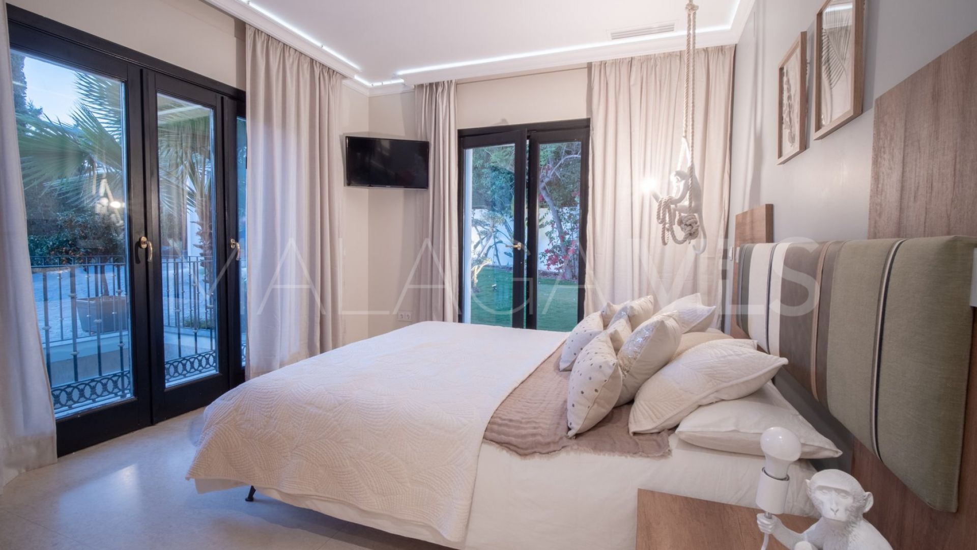 Buy 8 bedrooms villa in Nueva Andalucia