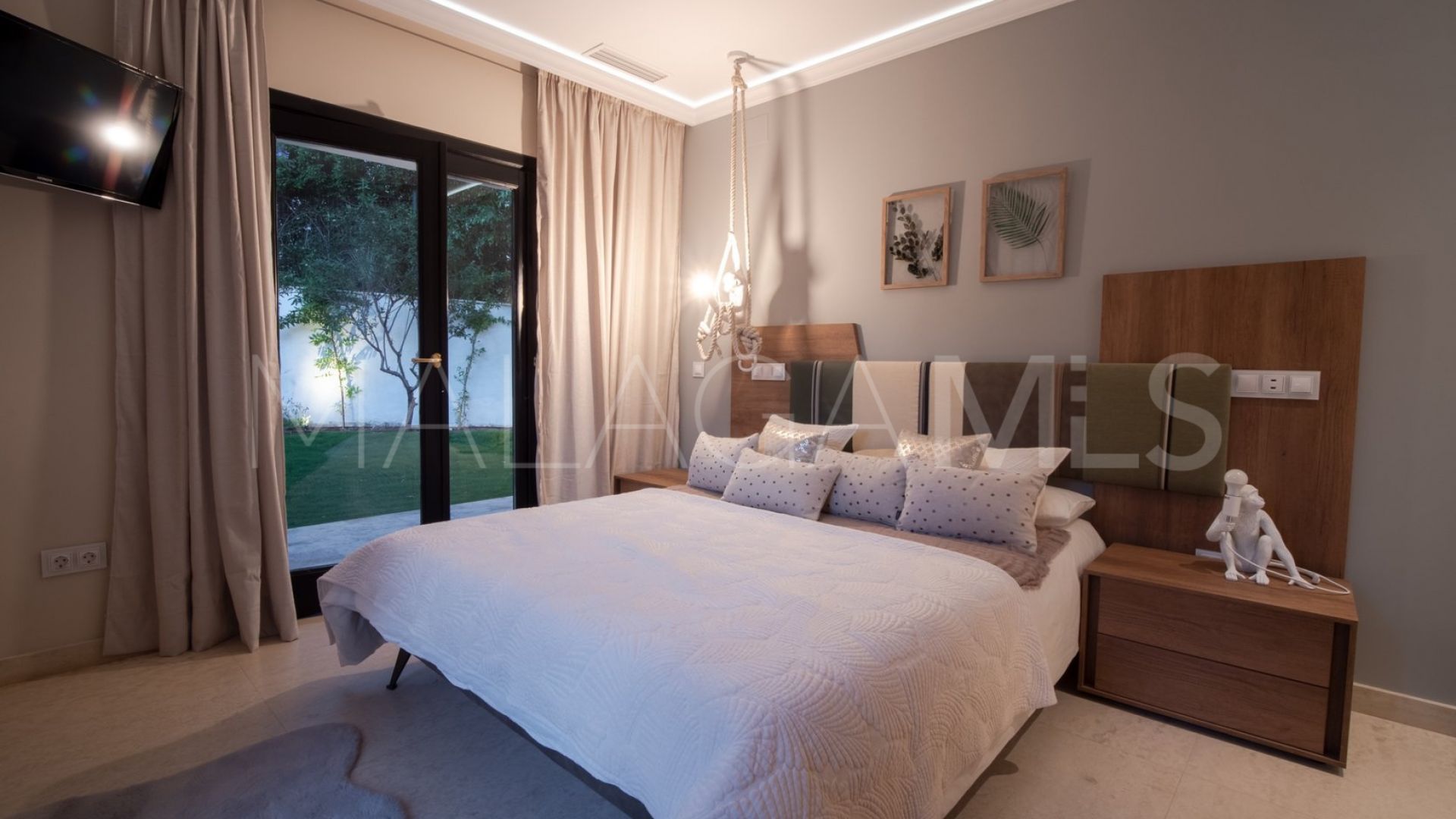 Buy 8 bedrooms villa in Nueva Andalucia