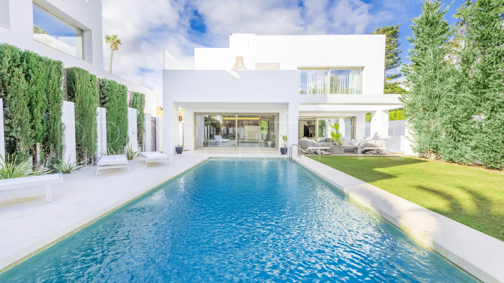 4 bedrooms villa for sale in Marbella Golden Mile