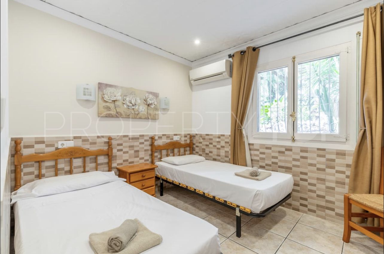 Villa en venta con 10 dormitorios en Moraira