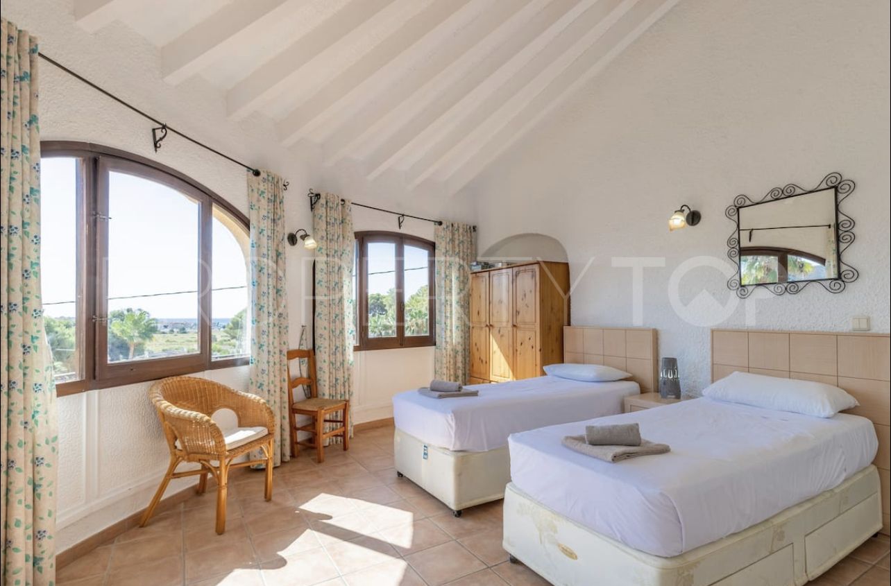 Villa en venta con 10 dormitorios en Moraira