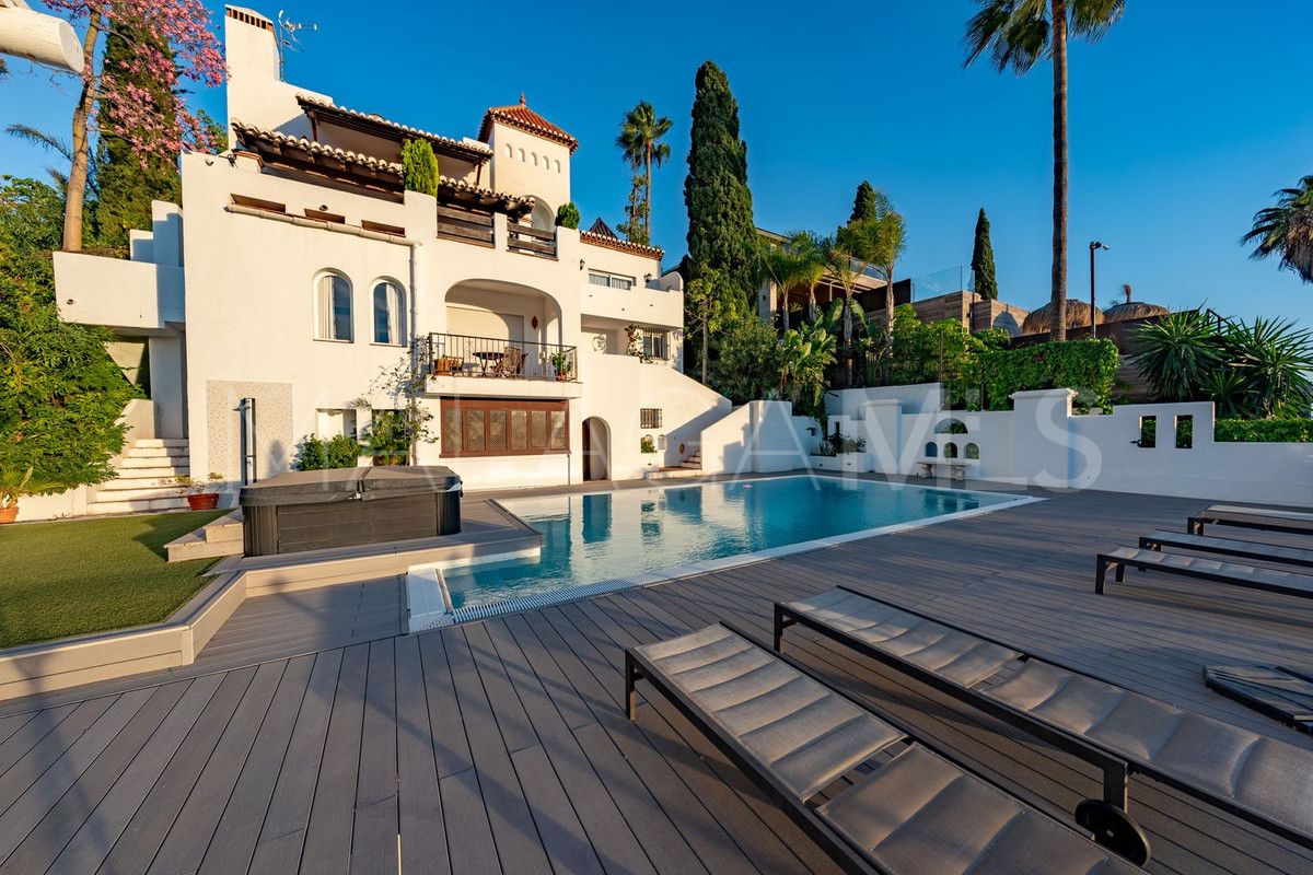 Se vende villa in Nueva Andalucia with 6 bedrooms