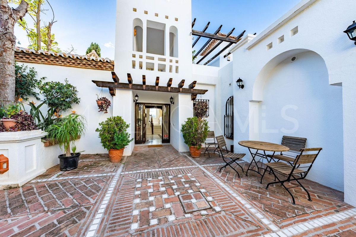 Se vende villa in Nueva Andalucia with 6 bedrooms