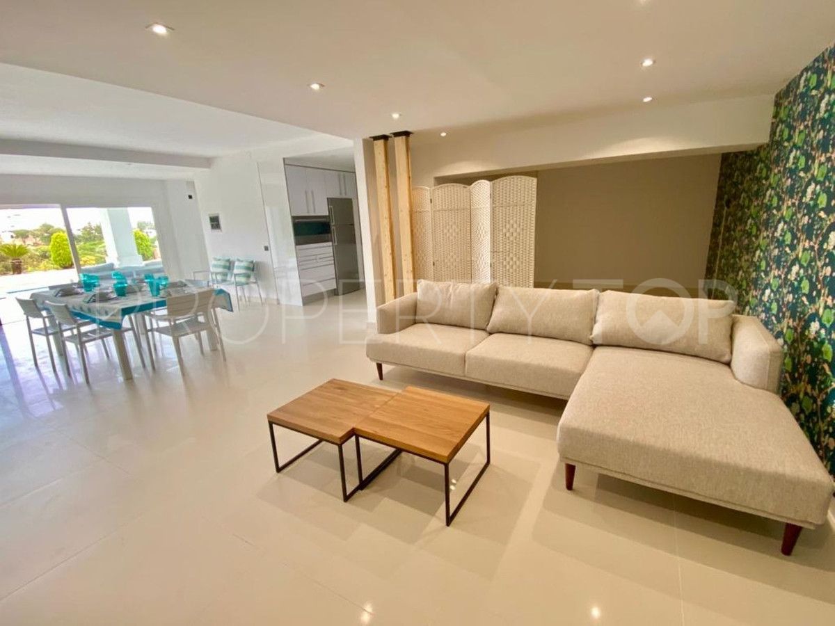 Villa for sale in Rio Real with 4 bedrooms