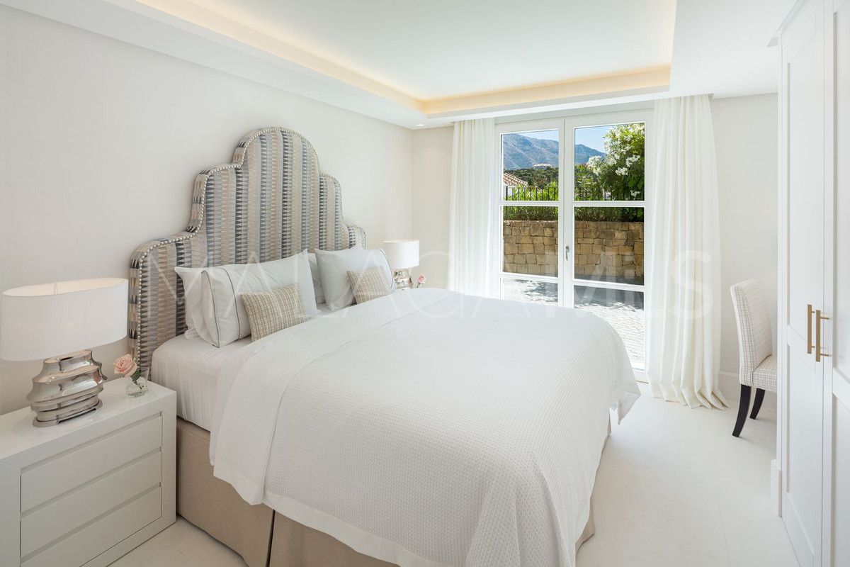 Buy villa de 5 bedrooms in Nueva Andalucia