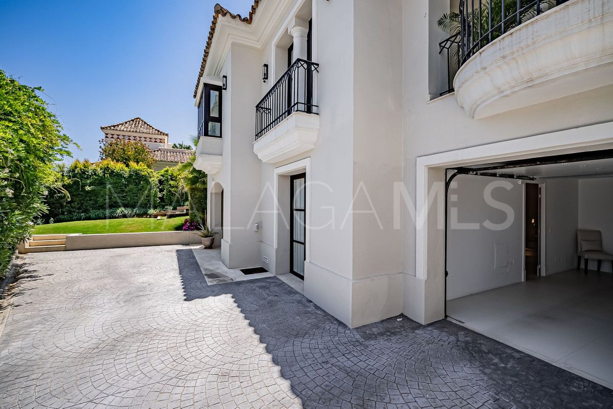 Buy villa de 5 bedrooms in Nueva Andalucia