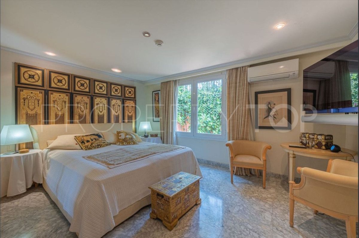 Buy villa in Nagüeles with 5 bedrooms