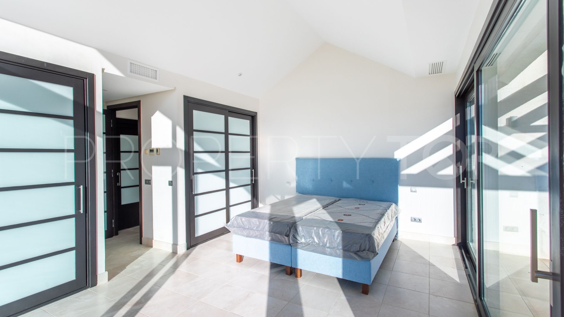 For sale duplex penthouse with 2 bedrooms in Hacienda de Valderrama