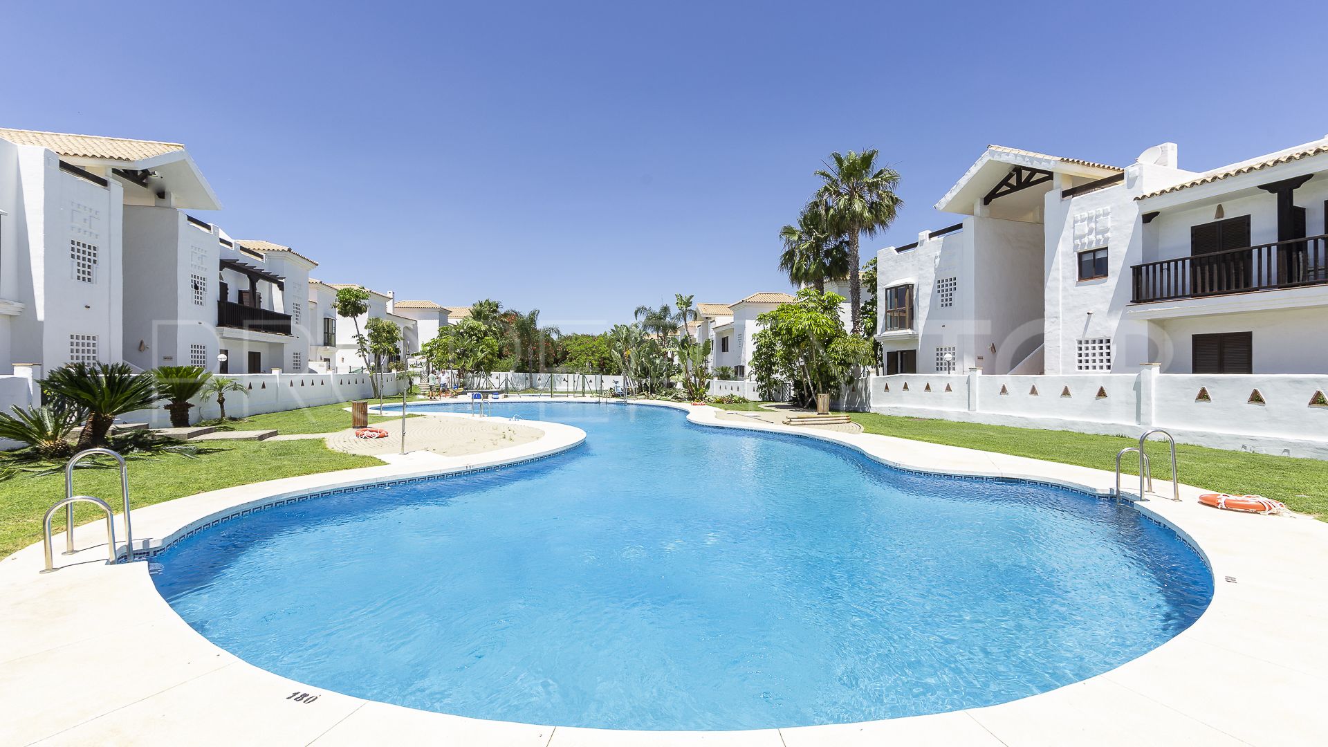 For sale ground floor apartment with 3 bedrooms in Alcaidesa