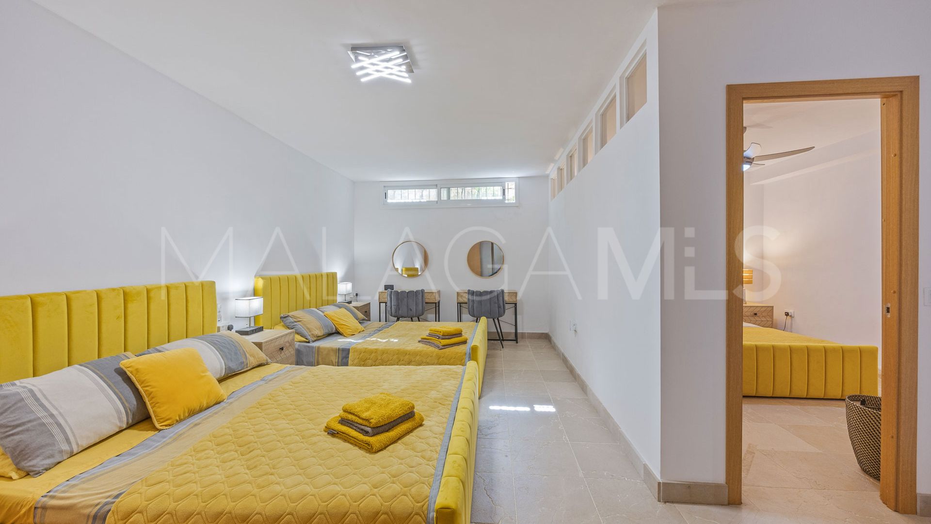 For sale town house in Bahia de las Rocas with 5 bedrooms
