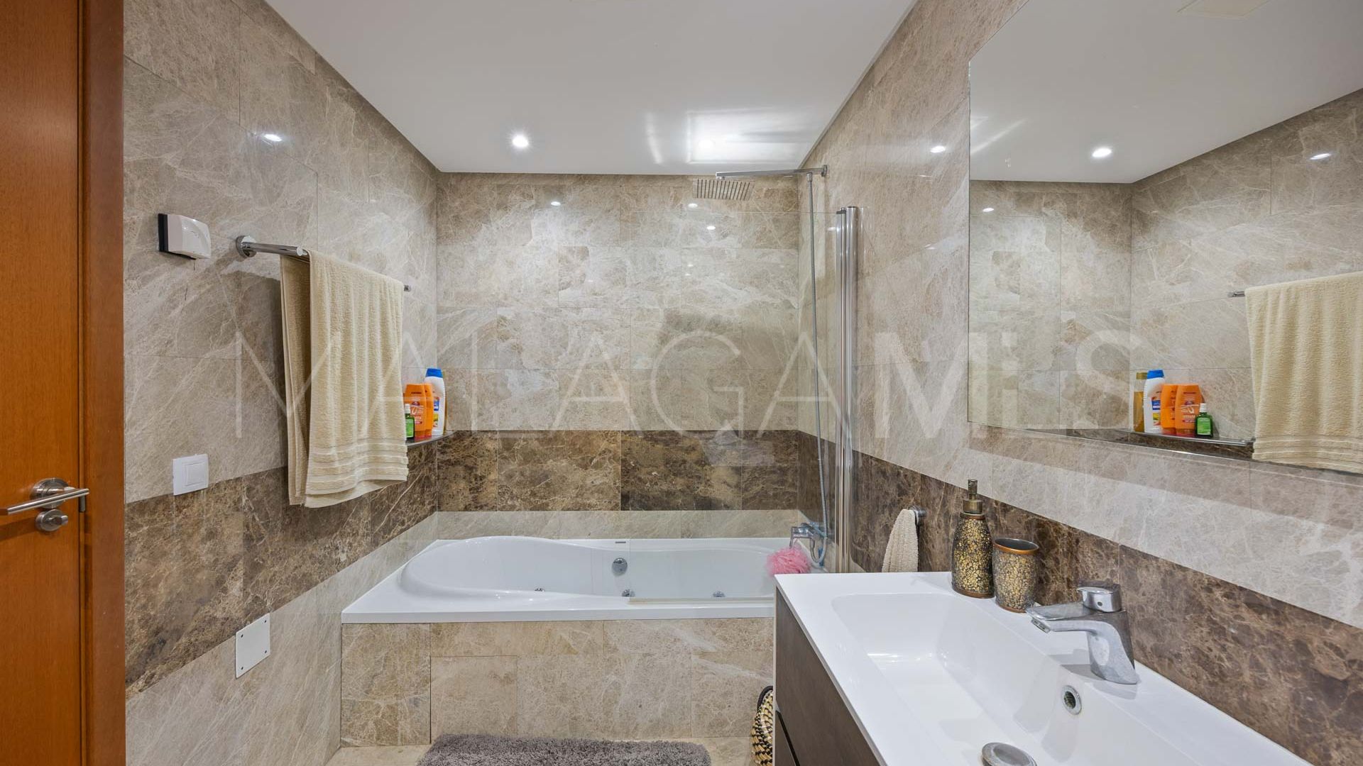 For sale town house in Bahia de las Rocas with 5 bedrooms