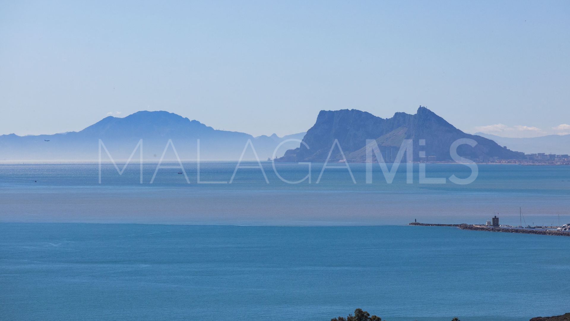 For sale town house in Bahia de las Rocas with 5 bedrooms