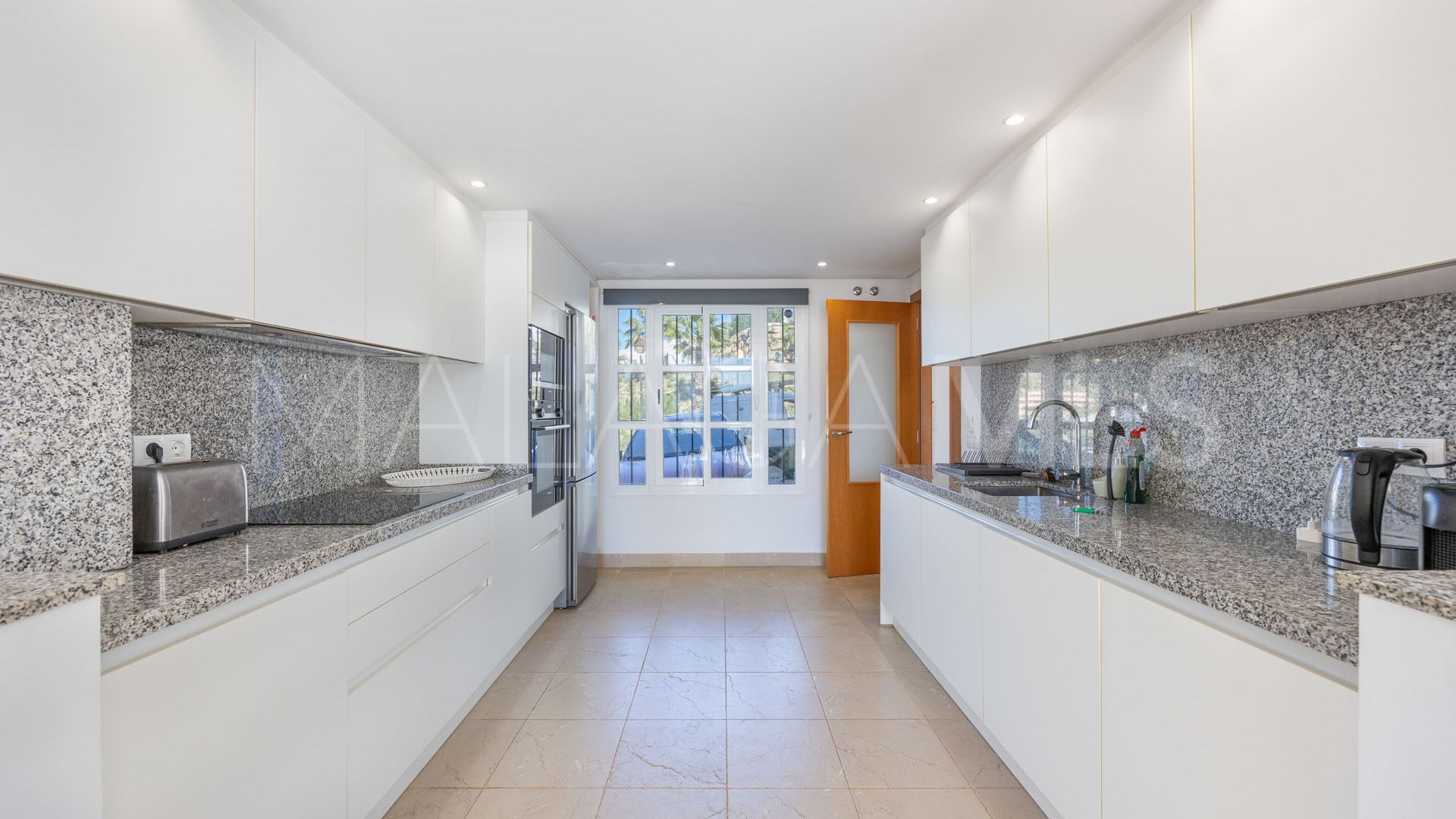 For sale town house in Bahia de las Rocas with 5 bedrooms