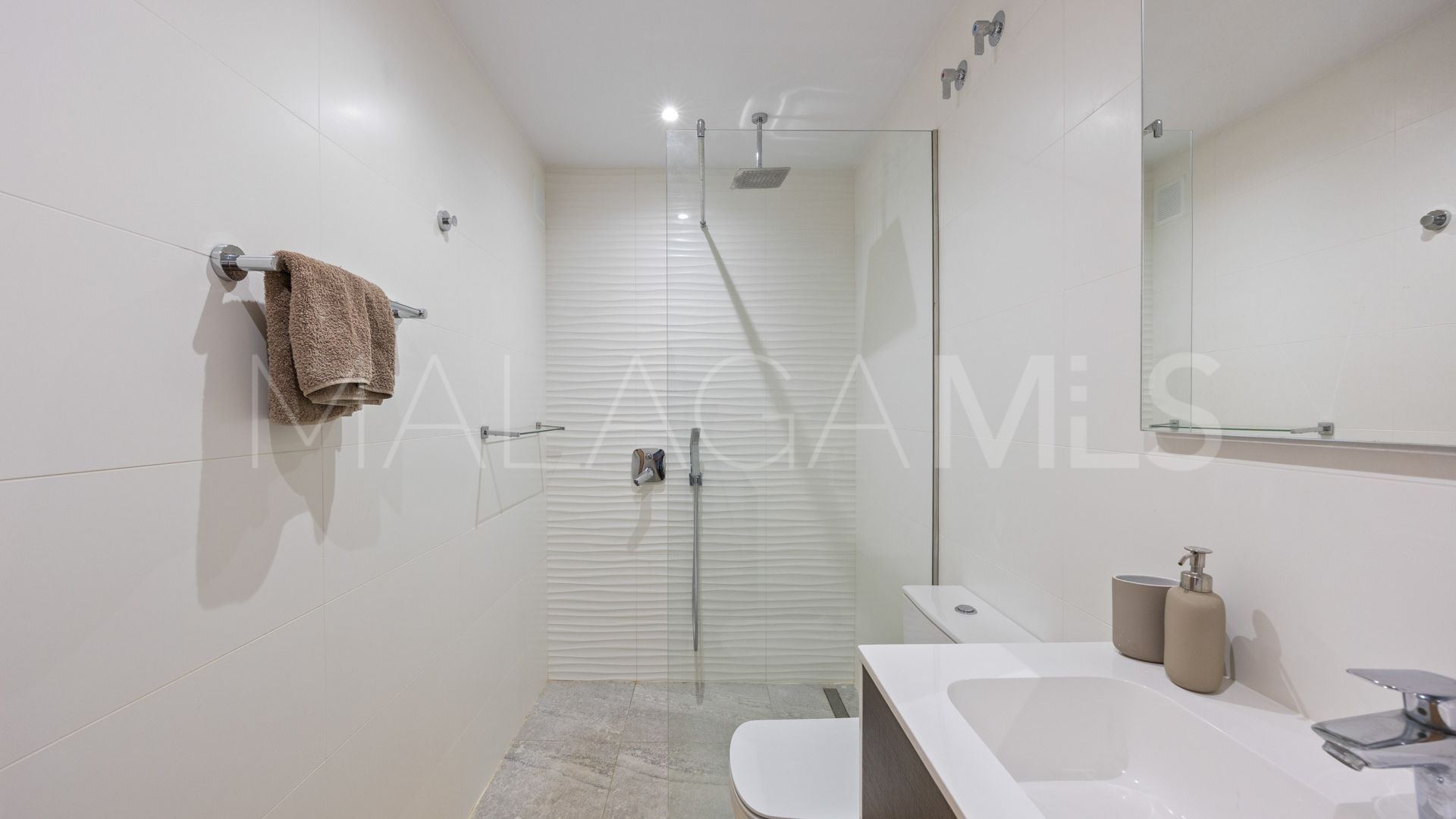 For sale town house in Bahia de las Rocas with 5 bedrooms