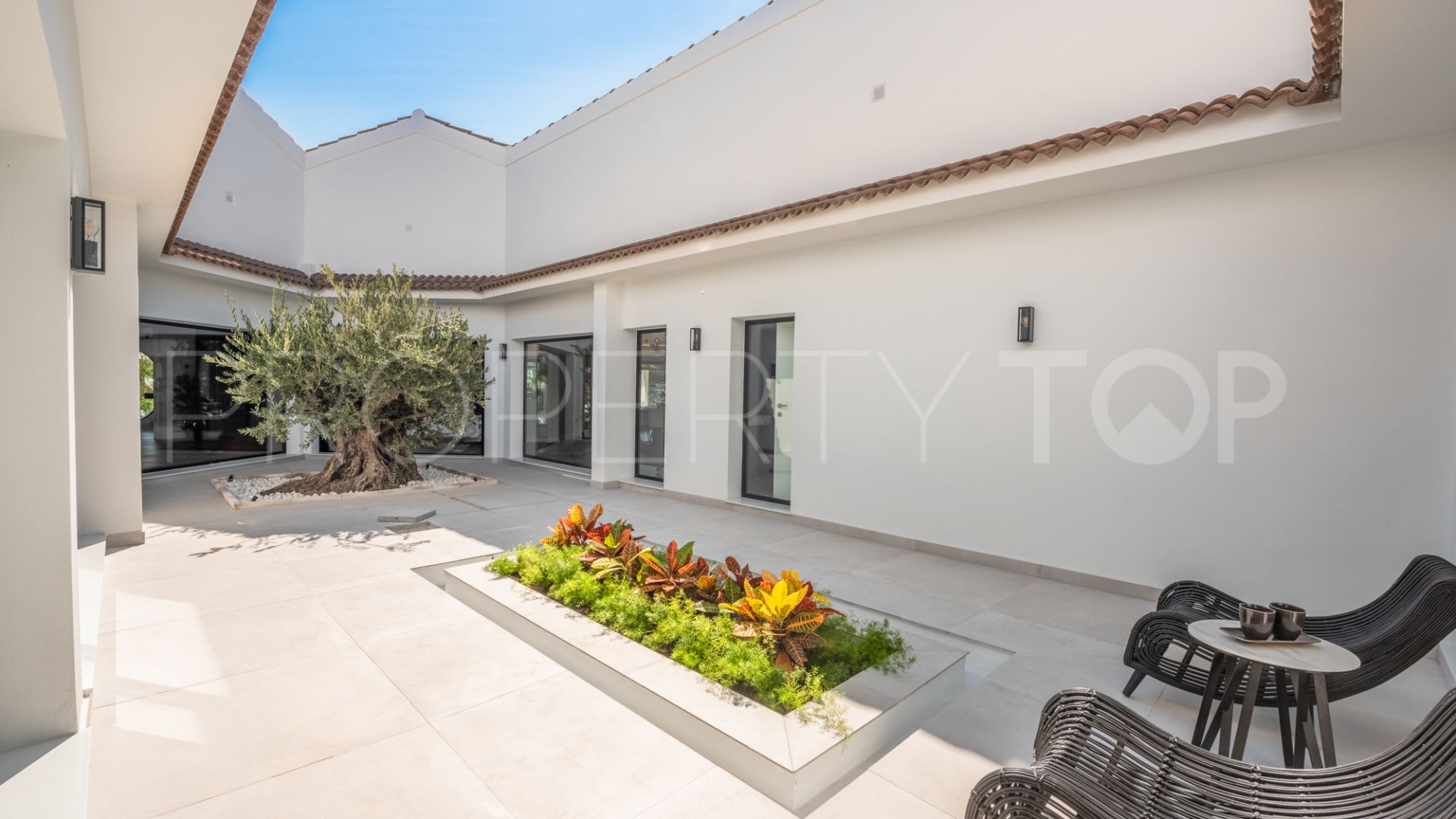 Buy house in Nueva Andalucia