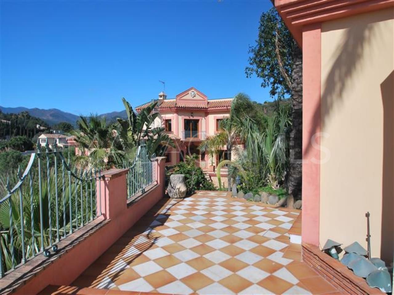 Villa for sale in Estepona