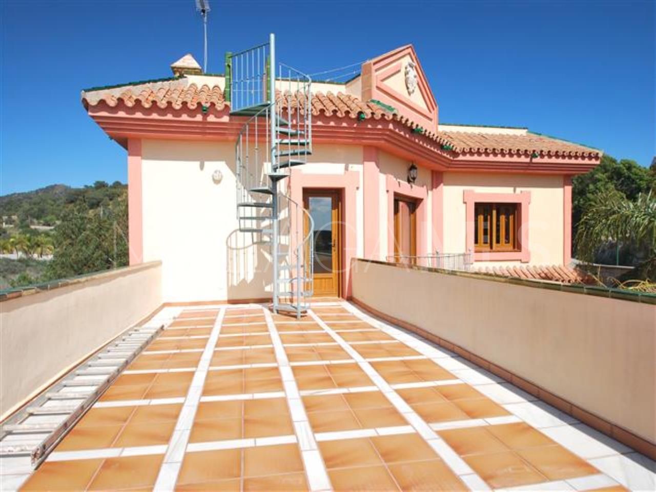 Villa for sale in Estepona