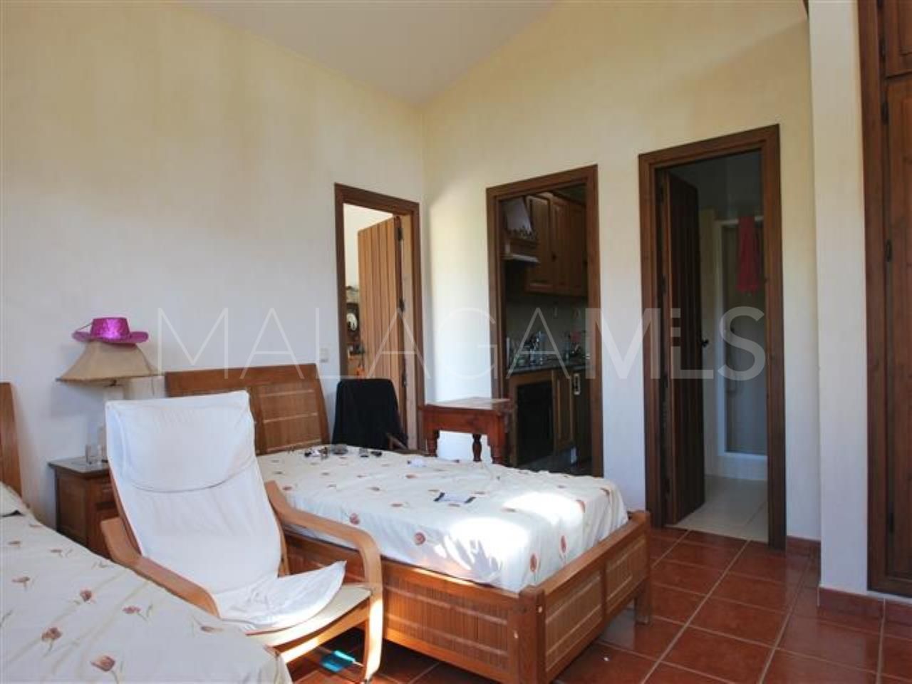 Villa for sale in Estepona