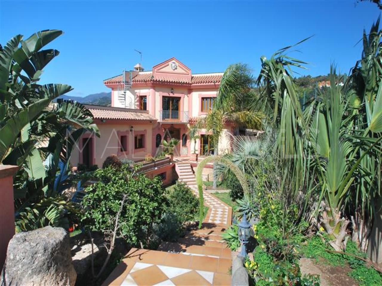 Villa for sale in Estepona