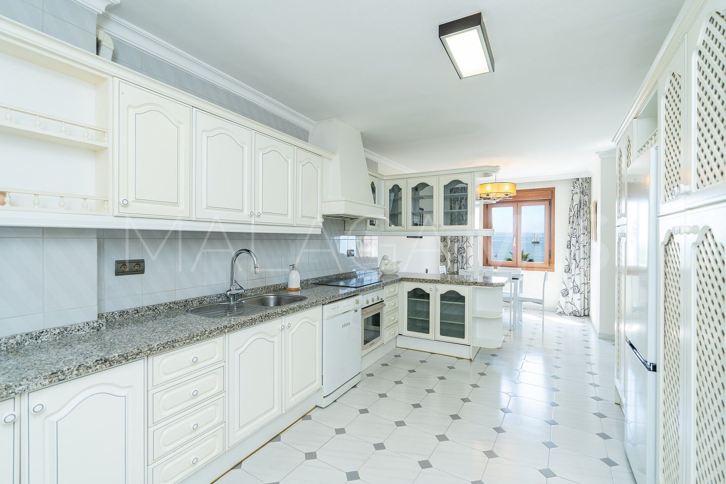 For sale apartment with 3 bedrooms in Estepona Centre