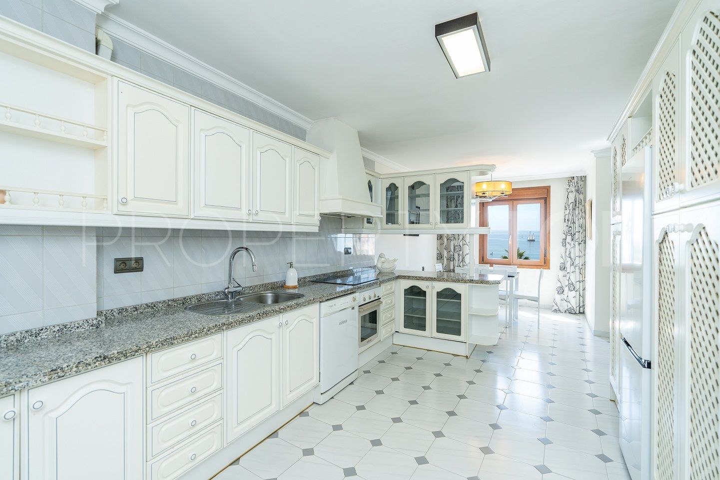 For sale apartment with 3 bedrooms in Estepona Centre