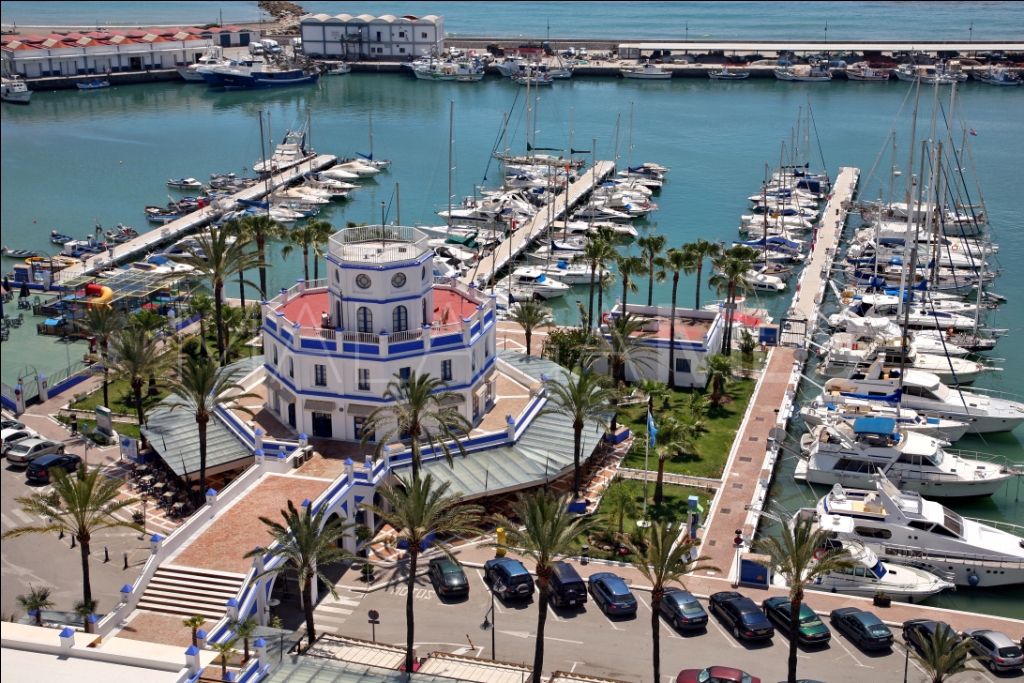 Tvåvånings takvåning for sale in Estepona Puerto