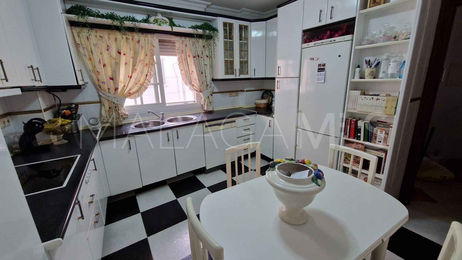 Buy apartment in Estepona Town