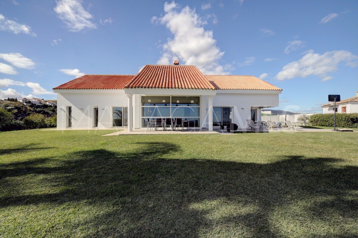 Villa for sale in Sabinillas with 6 bedrooms