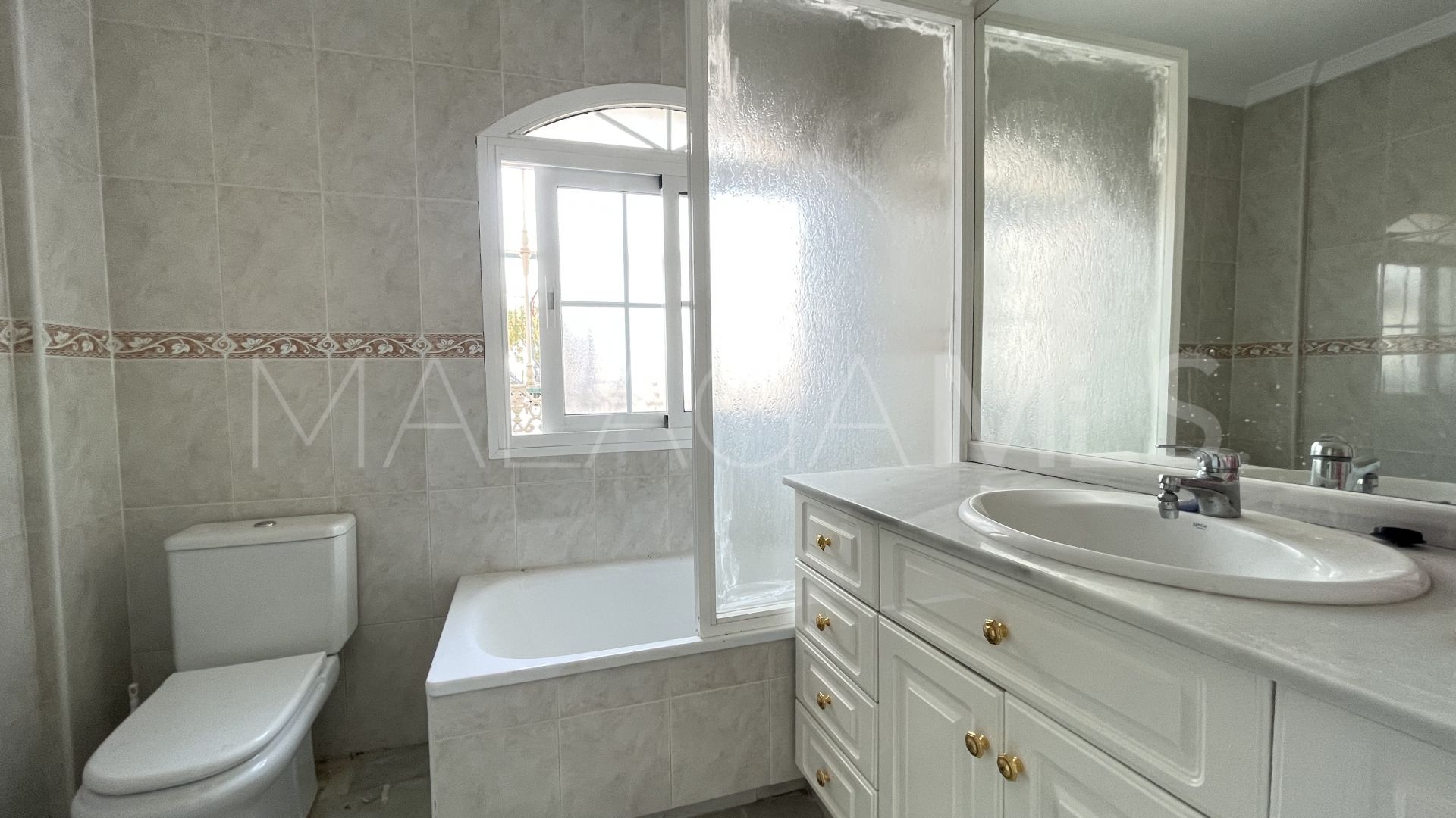 Erdgeschosswohnung for sale in Estepona Golf