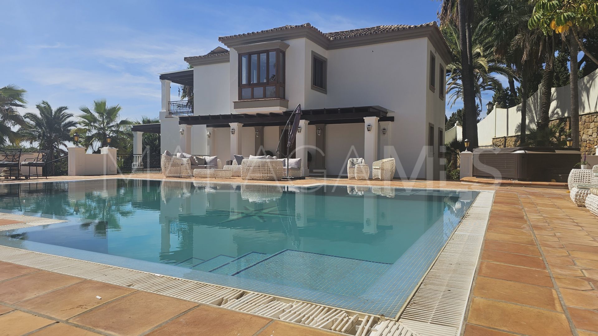 For sale 16 bedrooms villa in El Paraiso