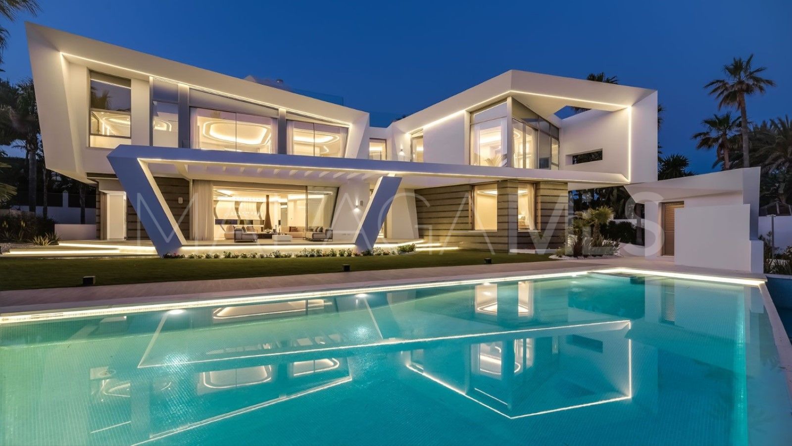 Villa for sale in Los Monteros Playa