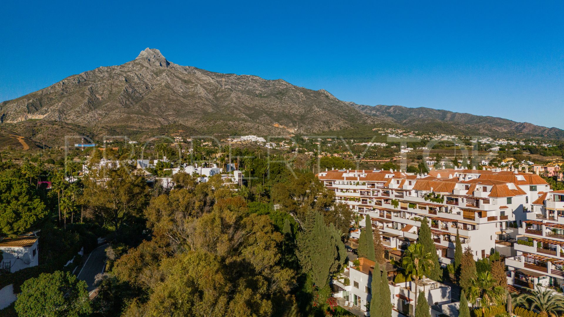 Ground floor apartment with 3 bedrooms for sale in Marbella Golden Mile