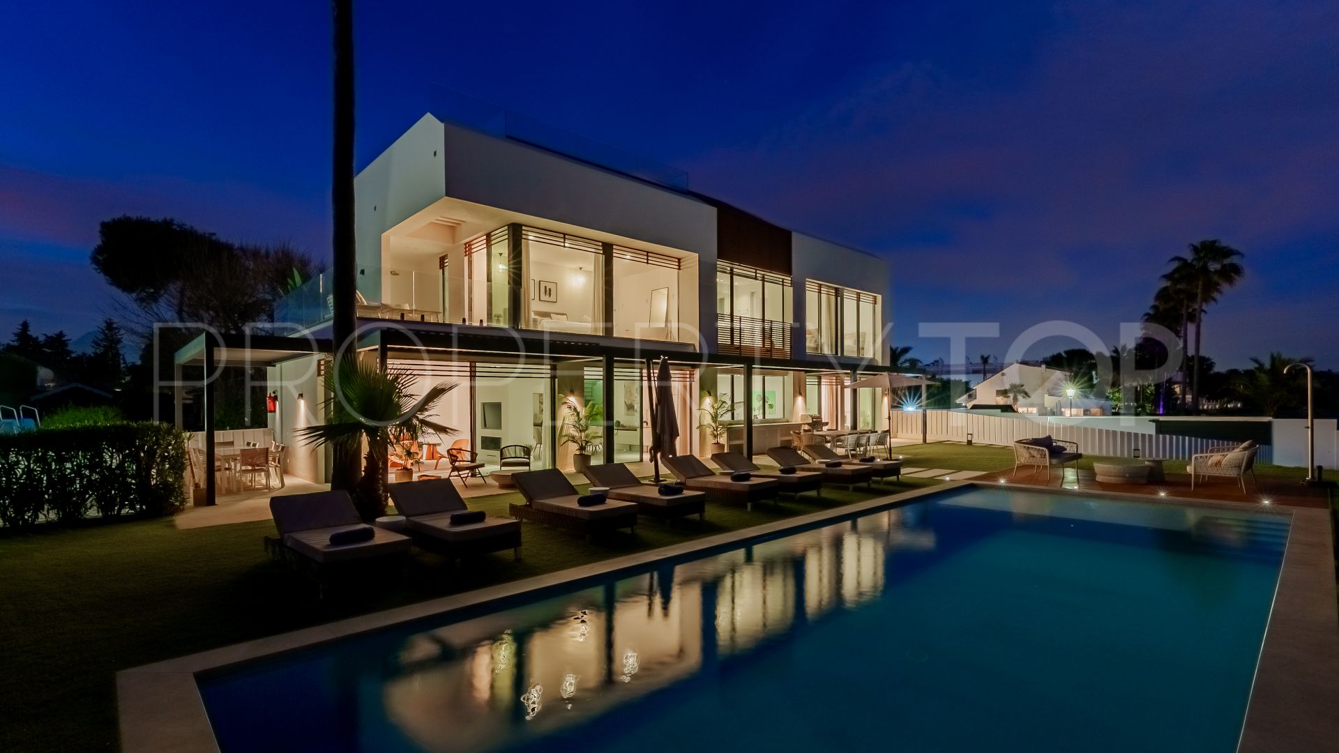 Villa en venta con 5 dormitorios en Estepona Playa