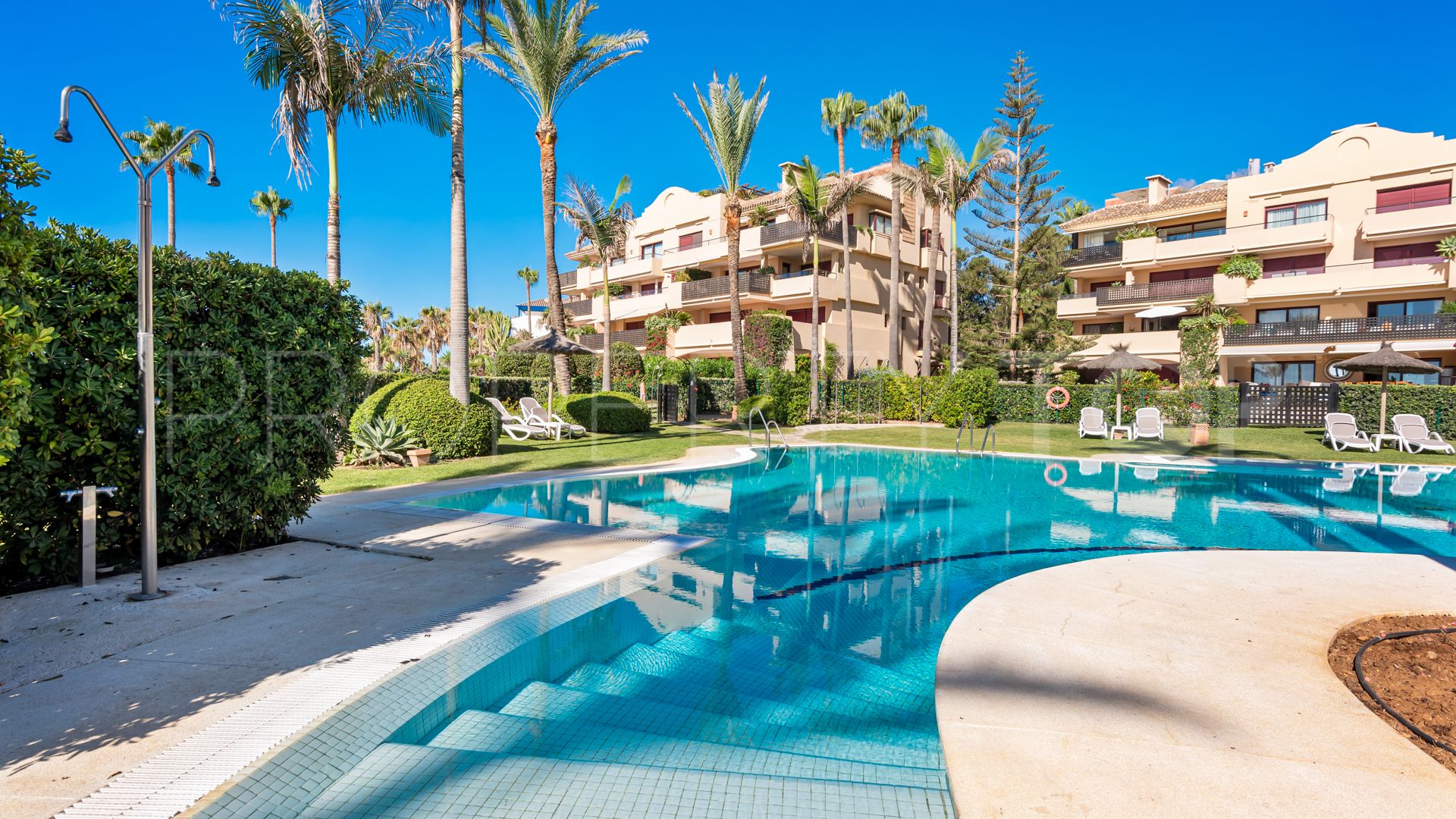 Buy apartment in Estepona Playa with 3 bedrooms