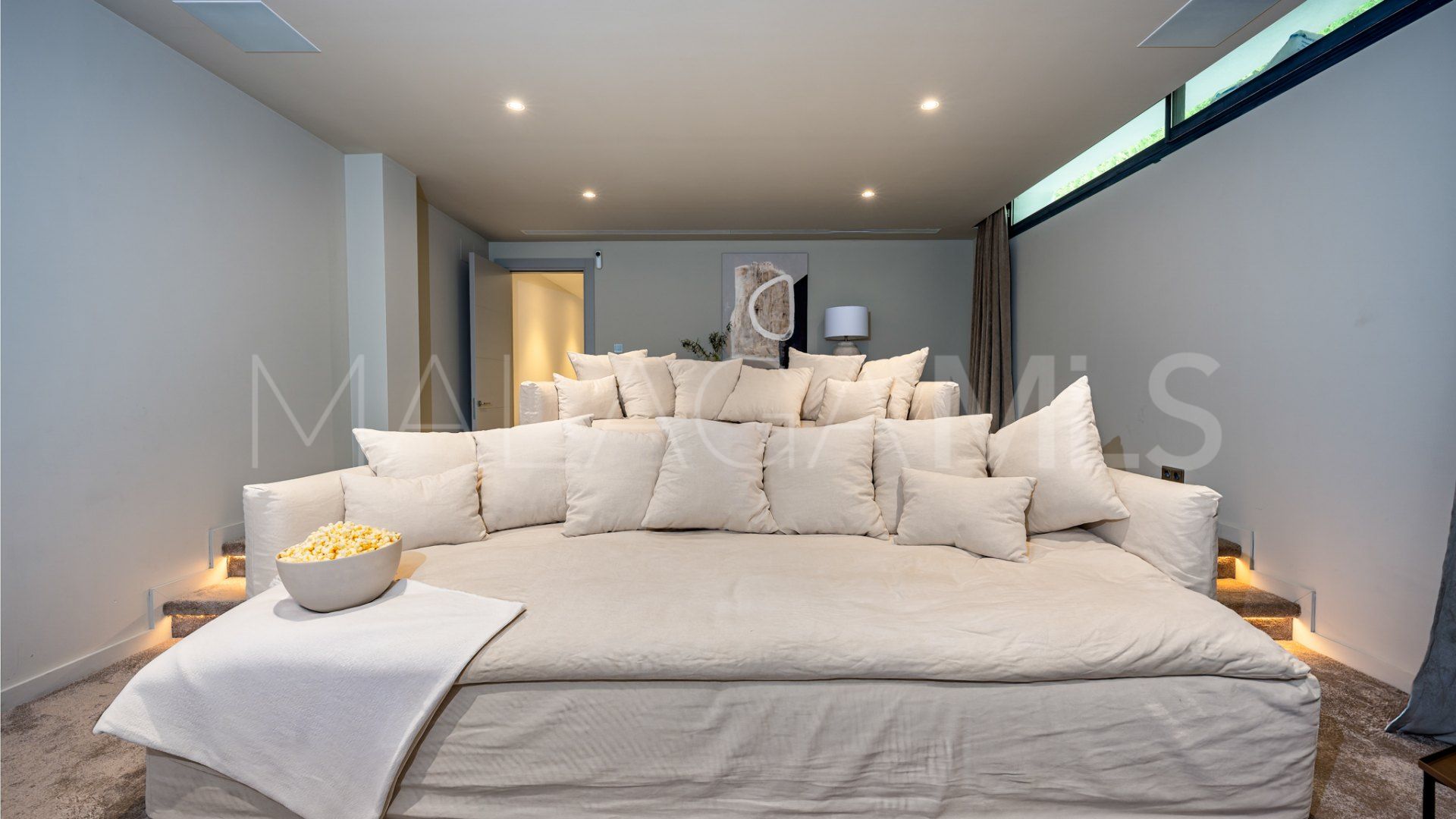 Villa for sale with 5 bedrooms in Nueva Andalucia