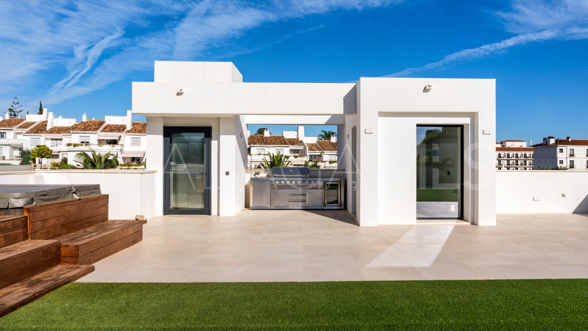 Villa for sale with 5 bedrooms in Nueva Andalucia